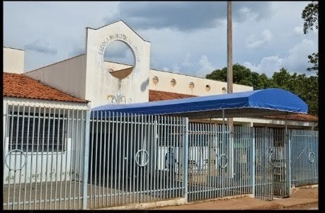 Fachada institucional com cobertura azul