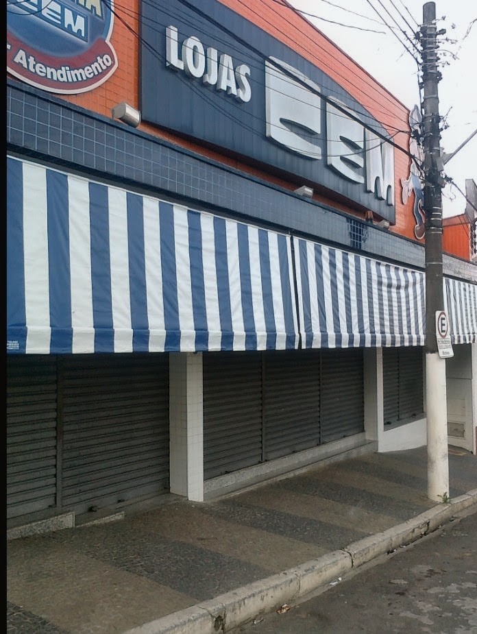 Toldo listrado em fachada de loja
