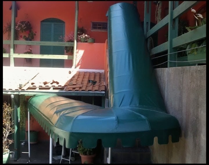 Toldo azul com acabamento ondulado