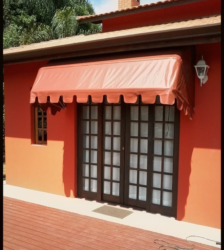 Toldo terracota sobre porta